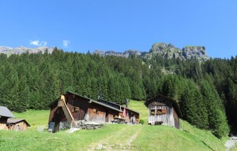 Meeting at the Fonts refuge, with a guide from the nature reserve