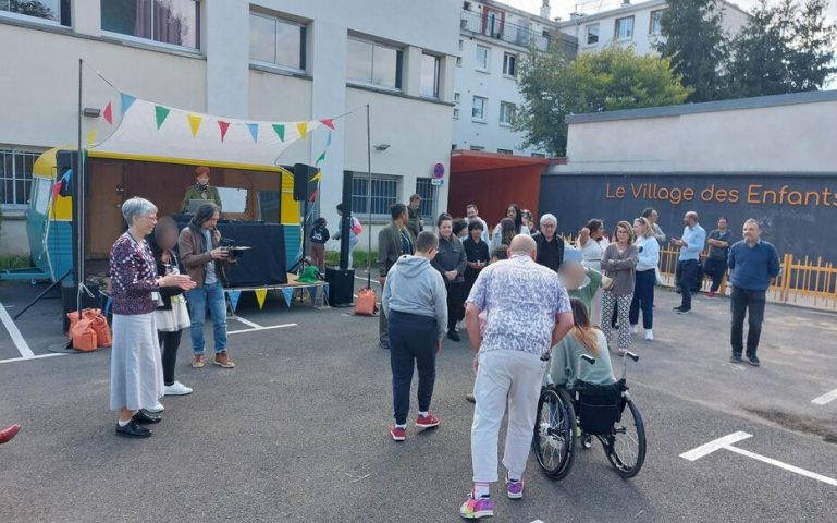 Mobile stage at the Festival de Marne, Cynthia Leone and billet d’humeur._Morillon