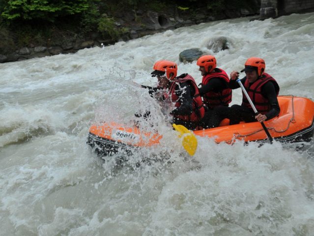 Mini-Raft Outing – Try out rafting’s little brother for a semi-autonomous trip down the Giffre!_Samoëns