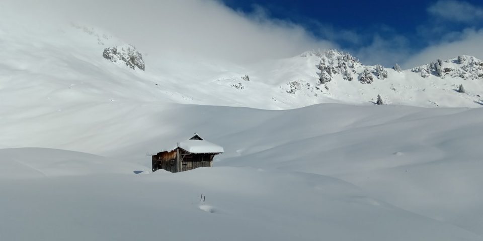Snowshoeing day with Swiss fondue in a private chalet_Morillon