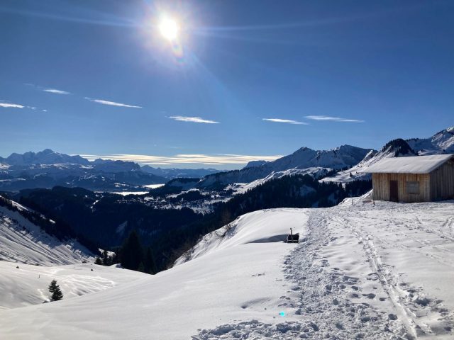Snowshoeing day with Swiss fondue in a private chalet_Morillon