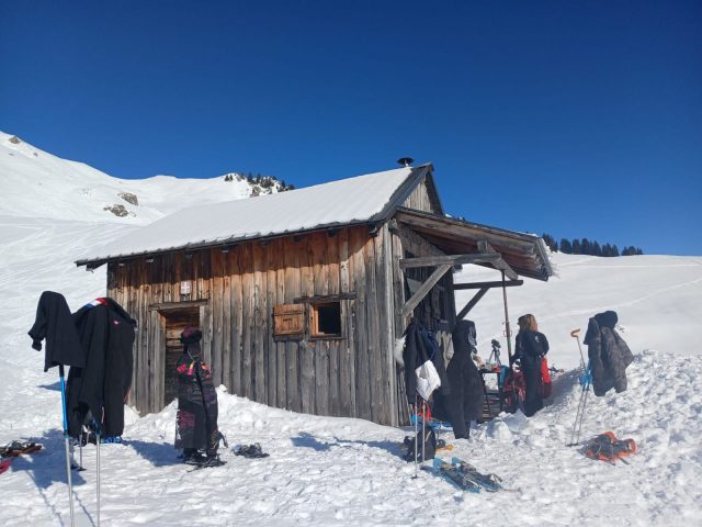 Snowshoeing day with Swiss fondue in a private chalet_Morillon