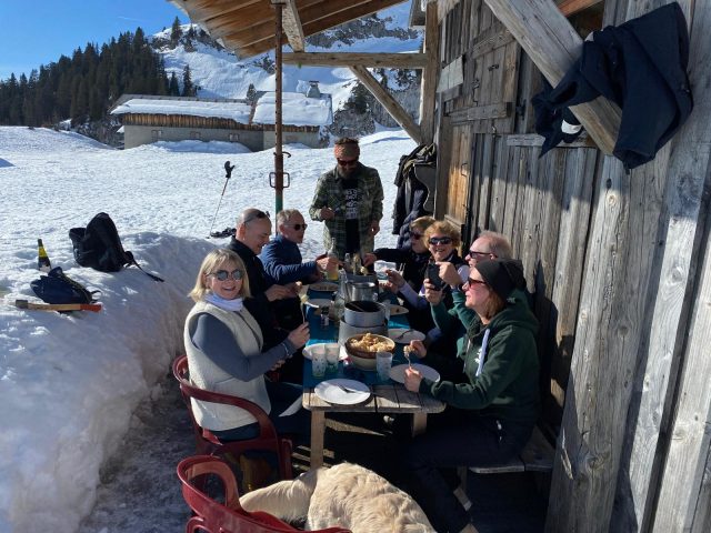 Snowshoeing day with Swiss fondue in a private chalet_Morillon