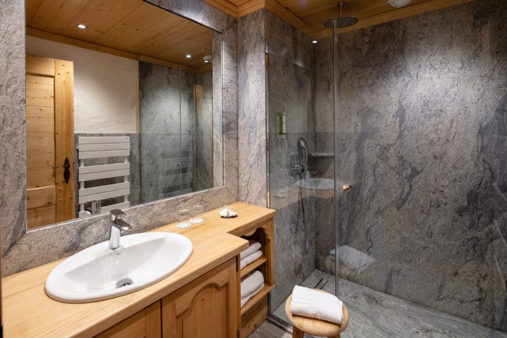 Bathroom superior twin room