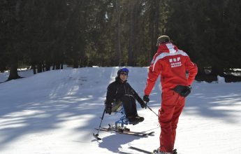 Teaching and accompanying people with disabilities in handiskiing